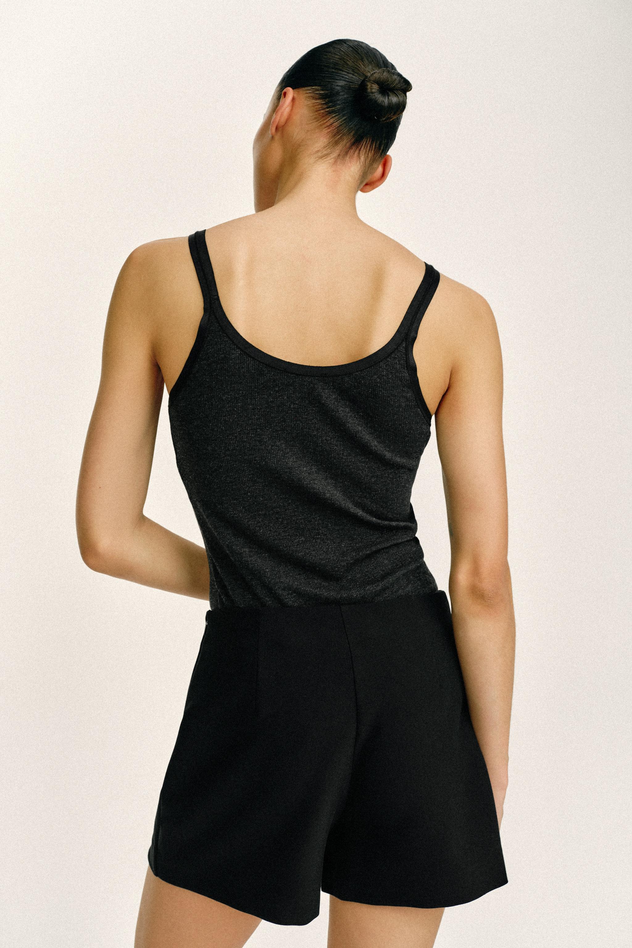 ASYMMETRIC SKORT WITH APPLIQUÉ